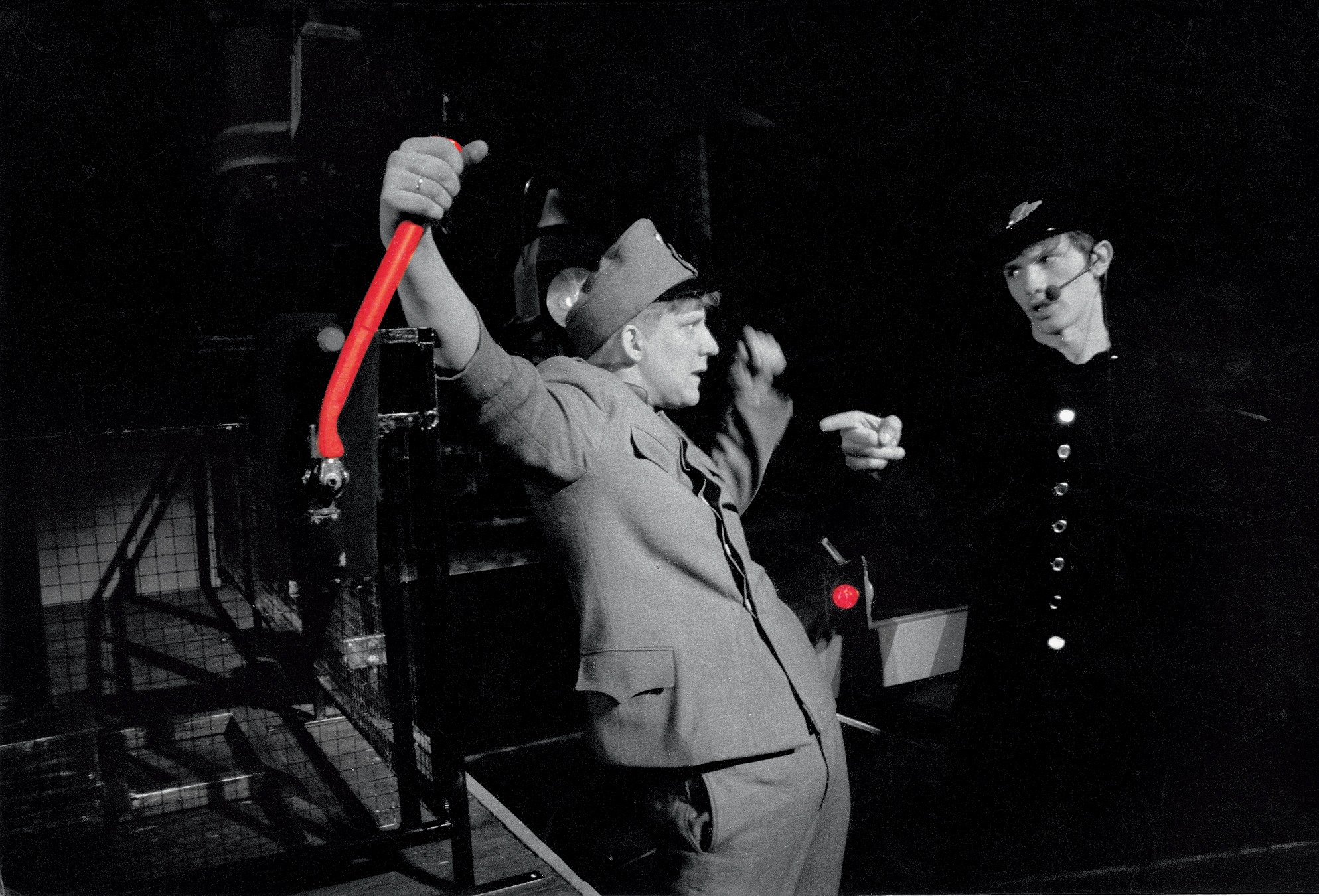 Skats no DT izrādes "Šveiks" (1998, rež. Dž. Dž. Džilindžers, kopā ar K. Auškāpu) // Foto - Jānis Deinats