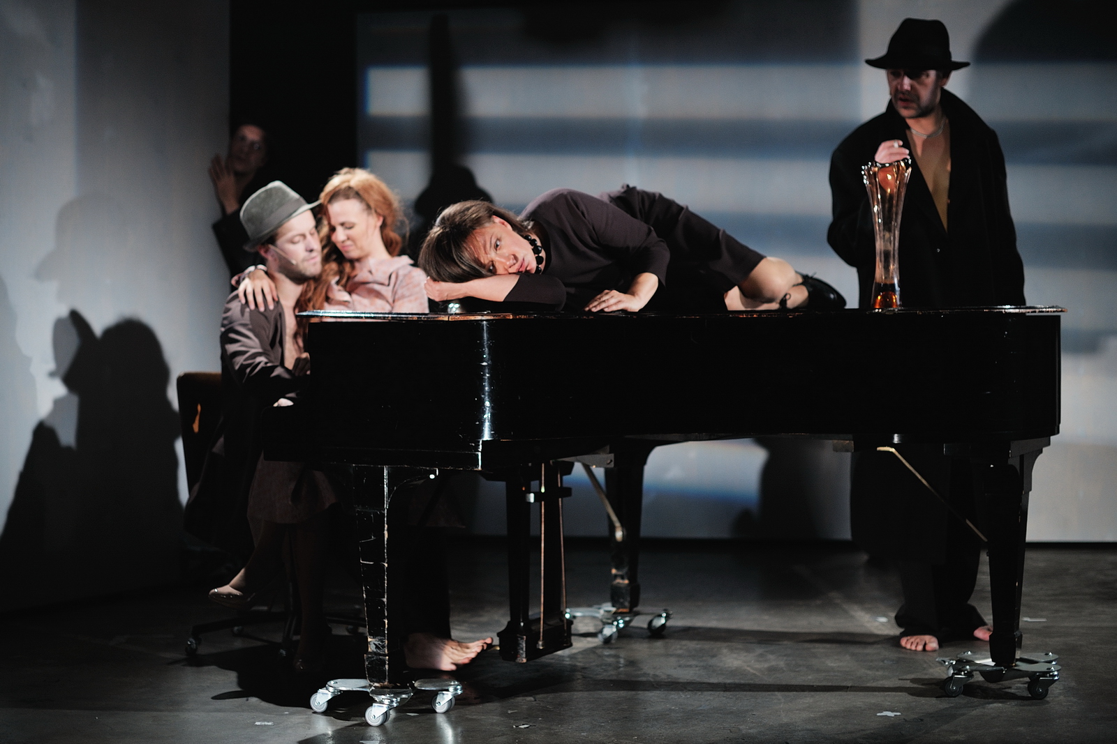 Skats no izrādes "Svešinieki vilcienā" // Foto – Margarita Germane