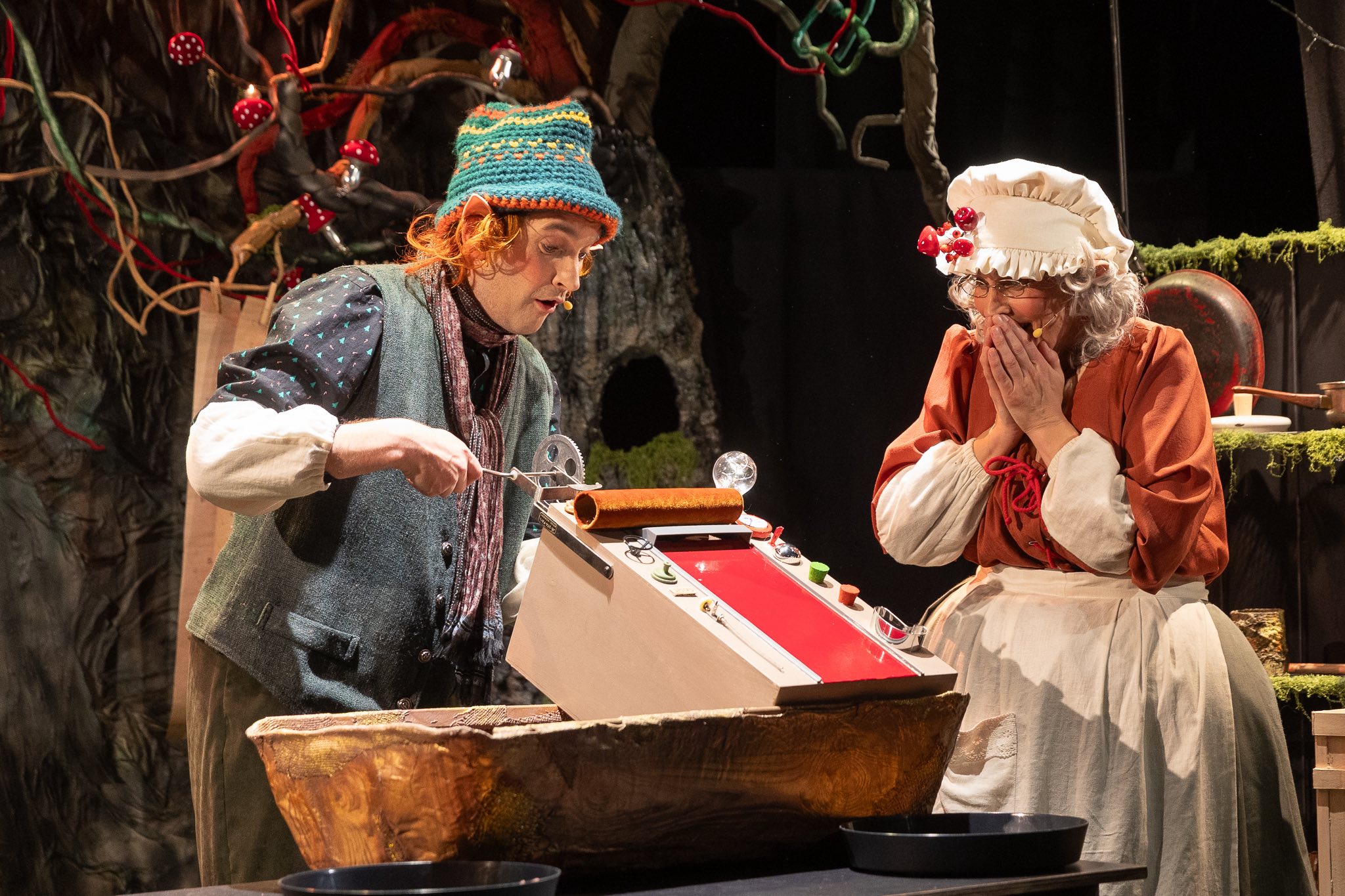 Skats no Liepājas Leļļu teātra izrādes “Reiz svētku beķerejā” (rež. Lelde Kaupuža-Čarnecka). Elfs Pudiņš – Pēteris Lapiņš, elfmāmiņa Kūka – Liene Gāliņa // Foto – Vineta Jaunzeme