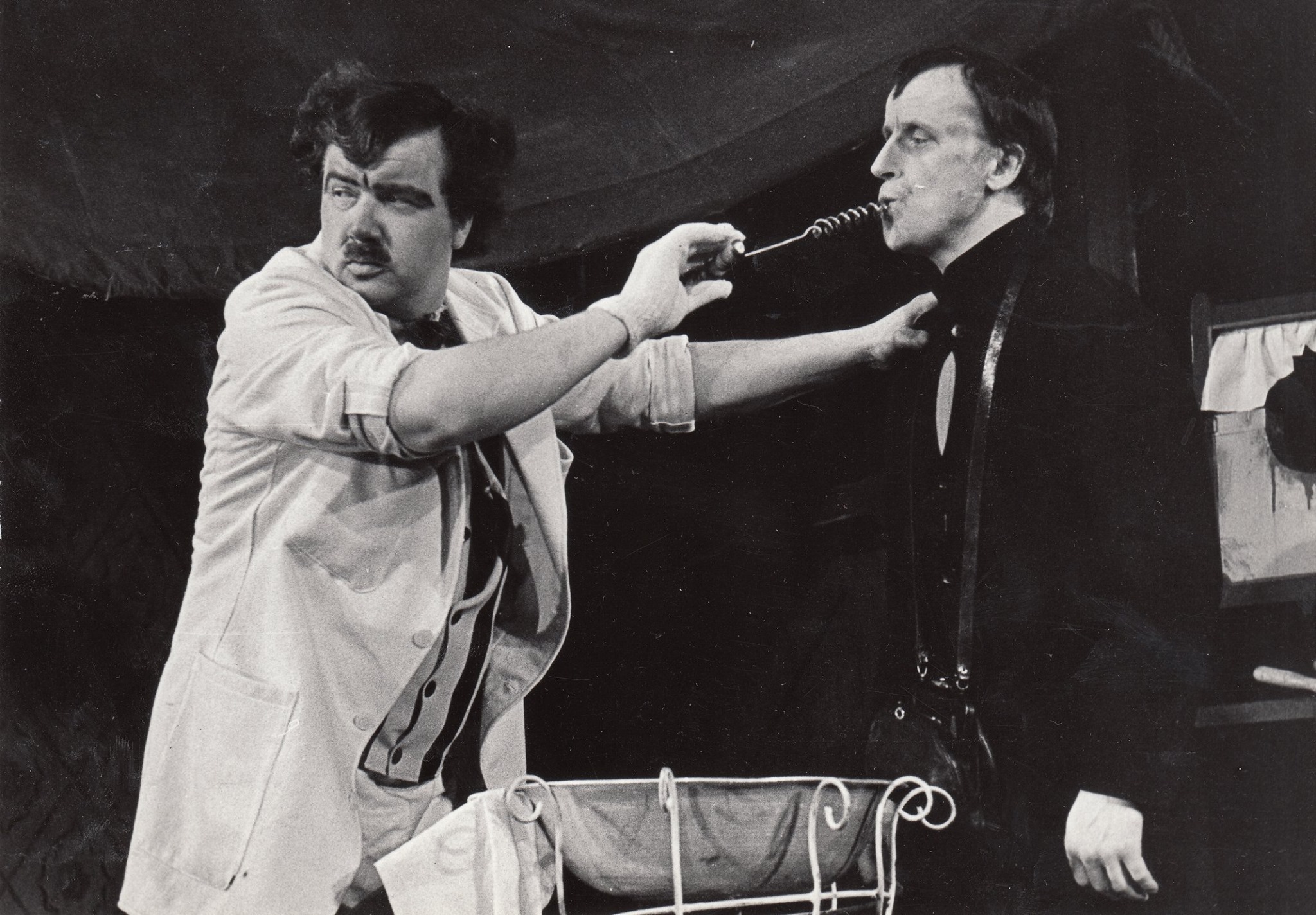 Klumpočs – Ilgonis Švika, Jurģis – Pēteris Liepiņš izrādē “Džons Neilands” (1982). Foto: E. Kera