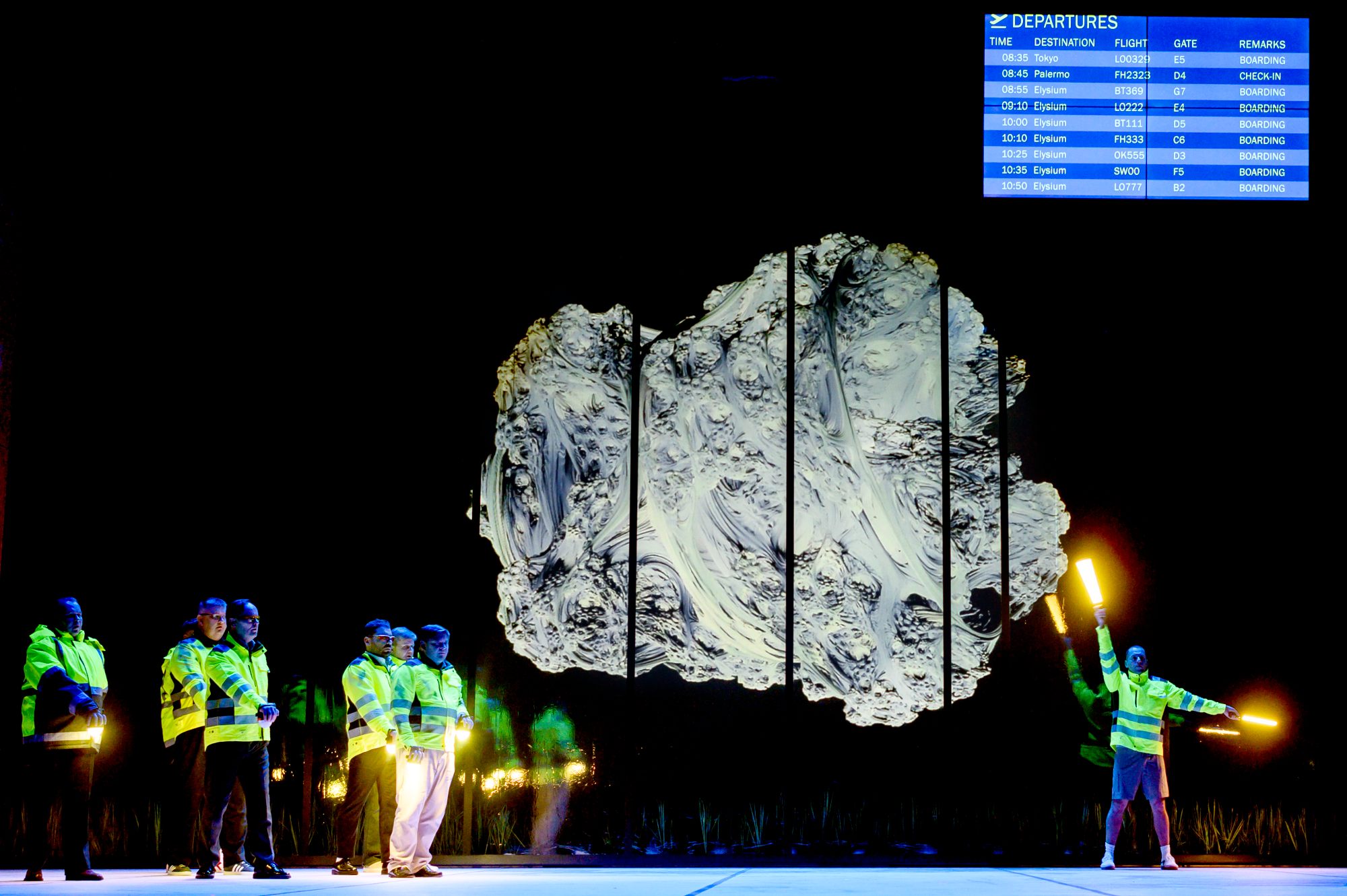 Skats no Lietuvas Nacionālā teātra, Lietuvas Nacionālās operas un baleta un "Operomanija" producētās taksofonu operas “Lietas, ko es neuzdrošinājos pateikt, un tagad ir par vēlu” (rež. Kamile Gudmonaite) // Foto – Dmitrijus Matvejevas