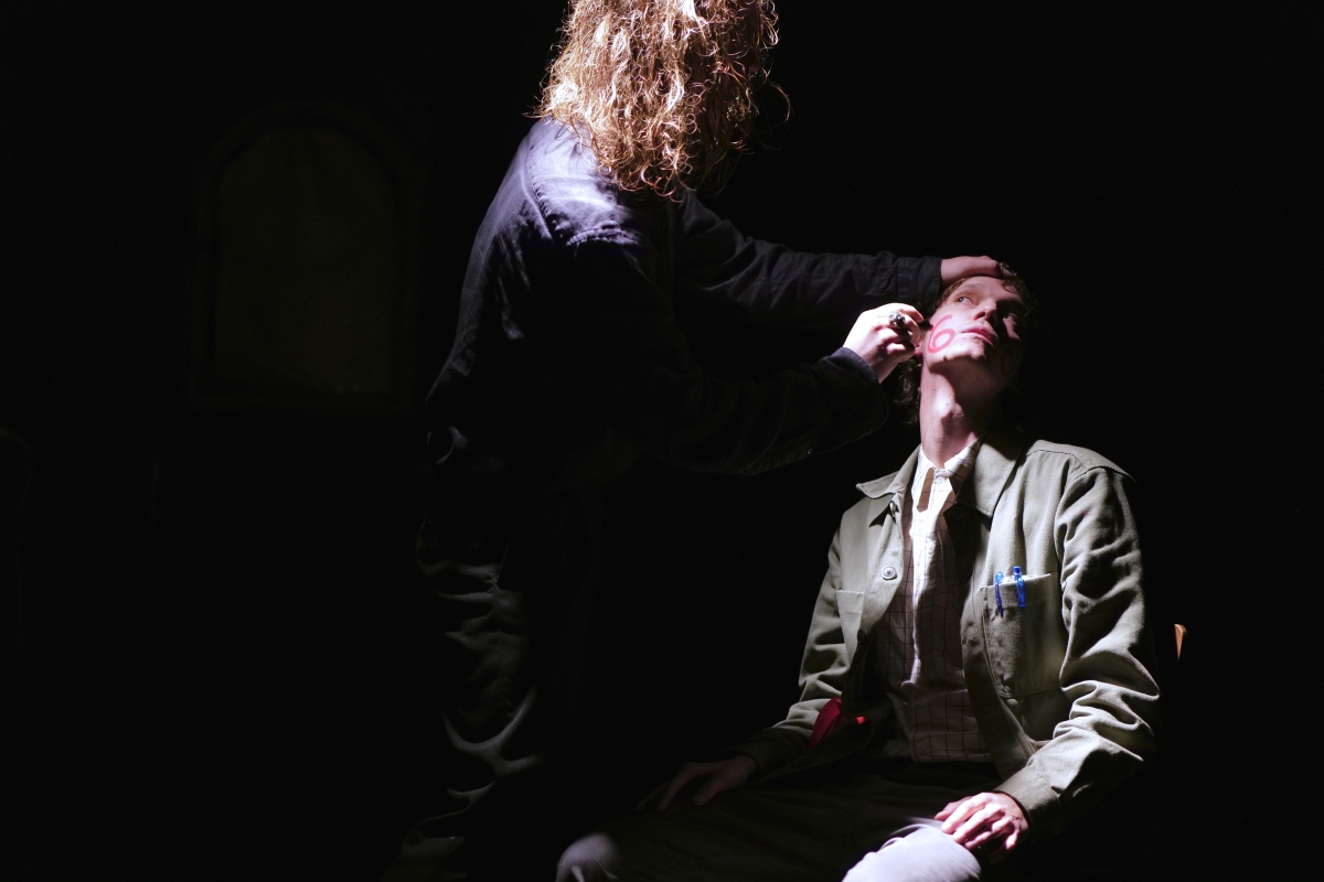 Skats no "Transmutation Theatre" izrādes “Tiek izspēlētas epizodes, kuras saucam par realitāti” (rež. P. Makausks) // Foto – Bartosz Frątczak