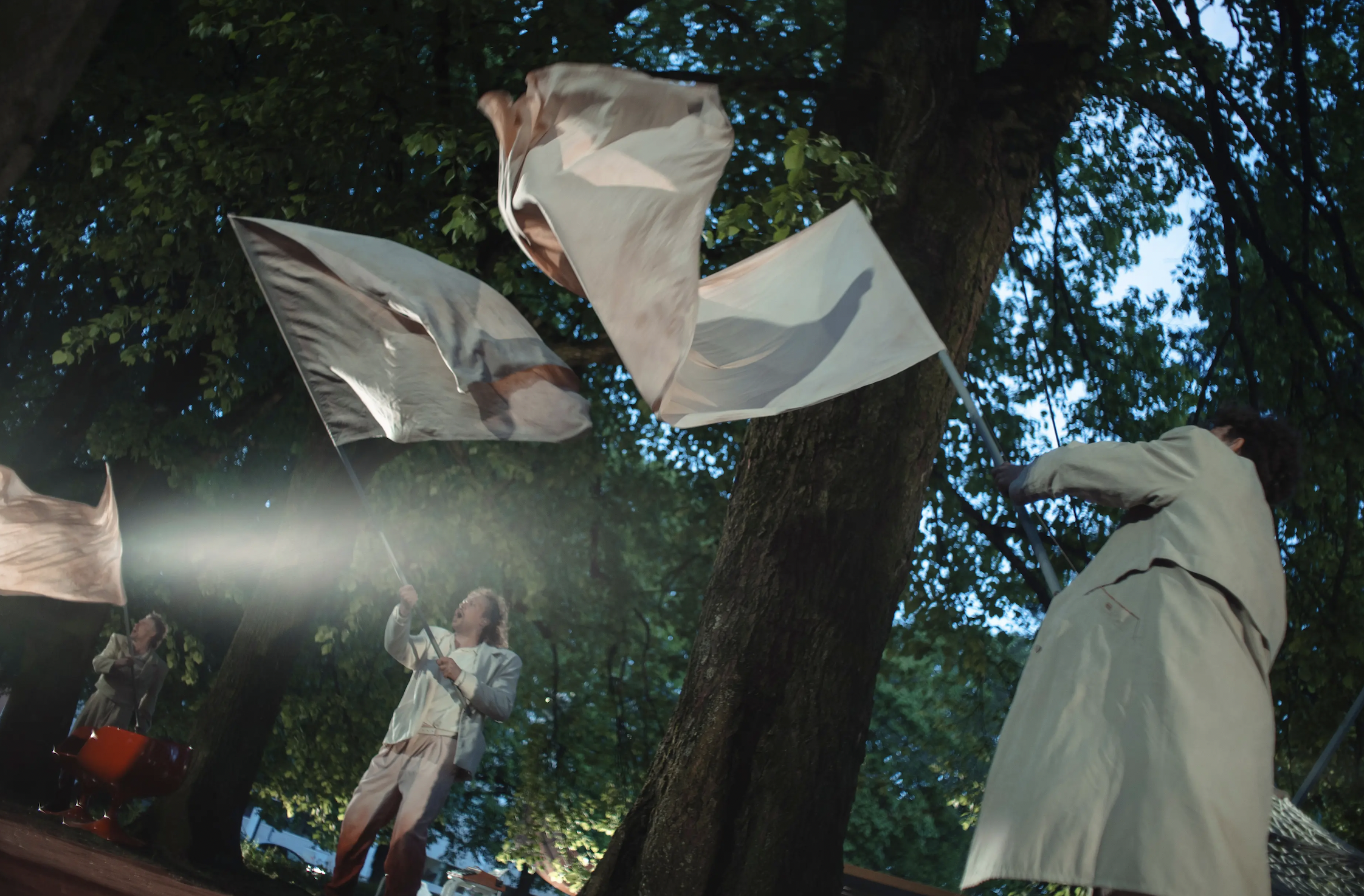 Skats no Tartu Jaunā teātra izrādes “Tapty 1985. Nolaišanās ielejā” (aut. Ivars Pellu, Katrina Rūsi) // Foto – Gabriela Järvet