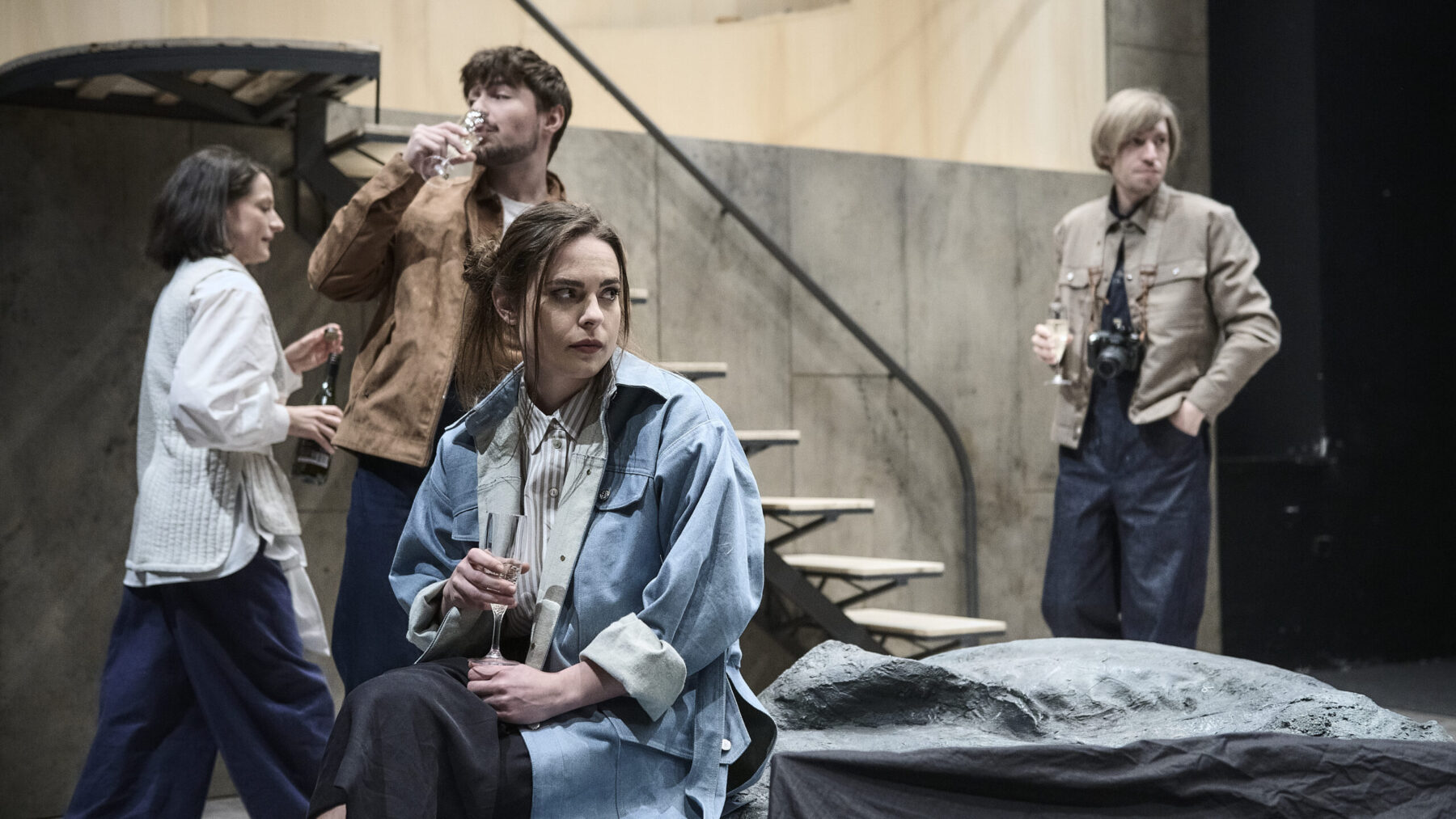 Skats no Ostravas Petra Beržučes teātra izrādes “Tautas ienaidnieks” // Foto – Martin Špelda 