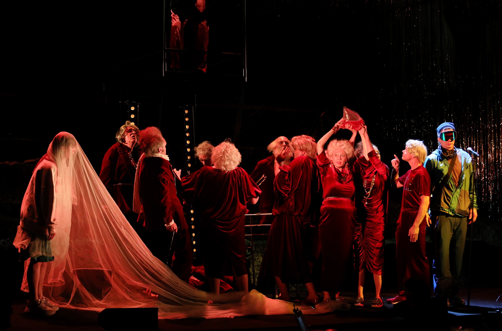 Skats no LNT izrādes "Spēlēju, dancoju" (rež. Elmārs Seņkovs) // Foto – Lita Millere)