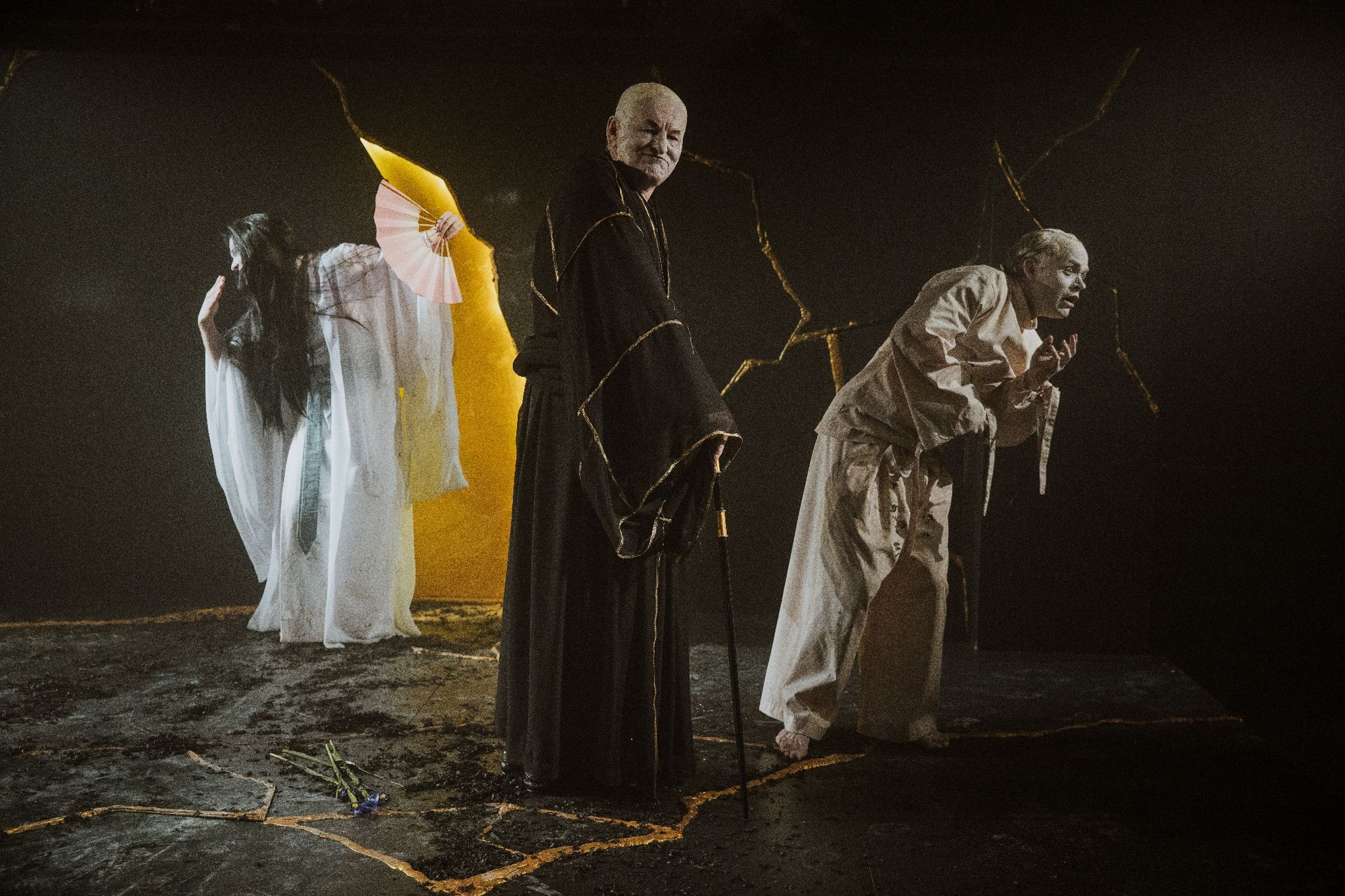 Geiša – Liene Sebre, Priesteris – Voldemārs Šoriņš, Midzogučī – Uldis Siliņš // Foto – Matīss Markovskis