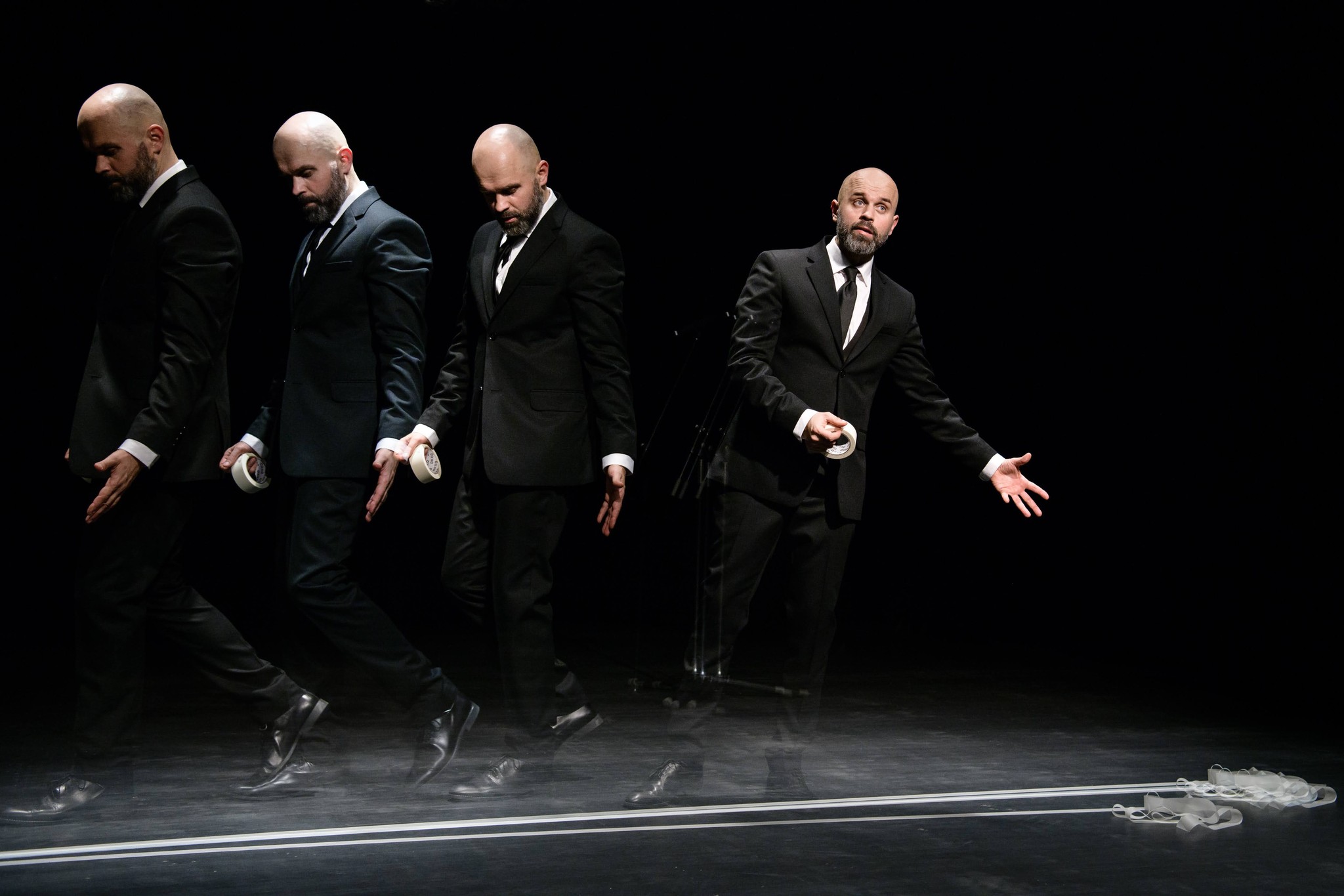 Skats no Justa Terteļa monoizrādes “Tas pāries” ("Teatras atviras ratas", Lietuva) // Foto – Laura Vansevičienė
