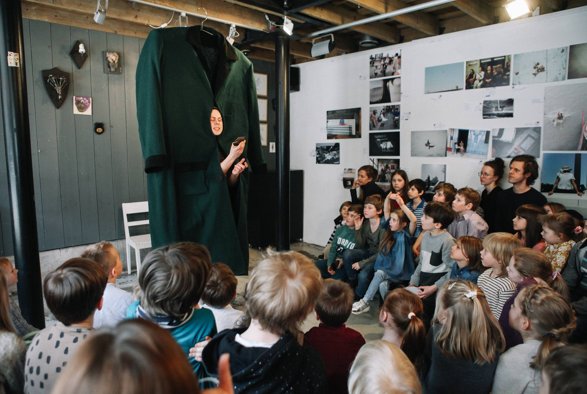 Skats no "Istabas teātra" izrādes "Tētis" (2019, rež. J. Znotiņš) // Publicitātes foto