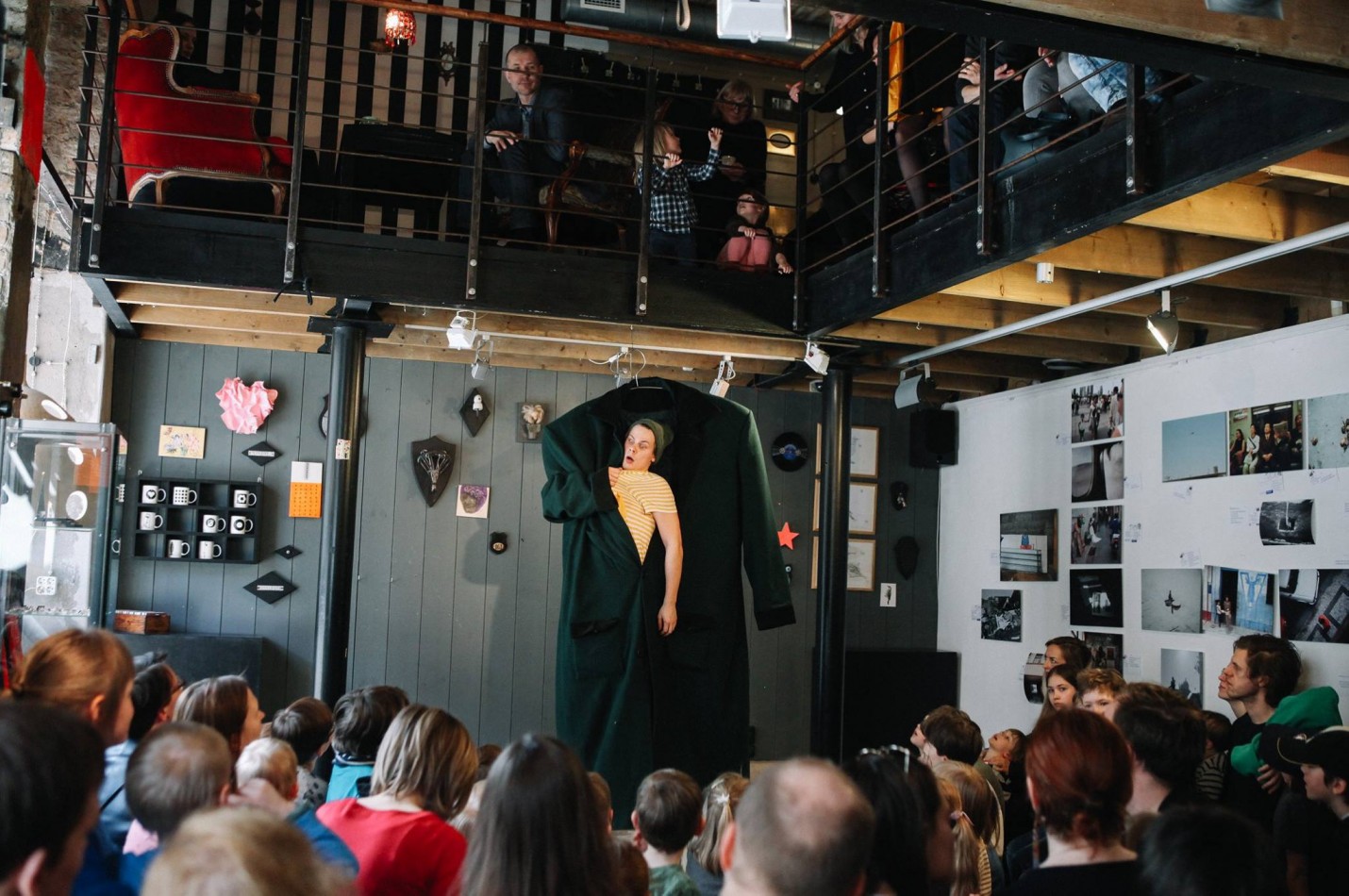 Skats no galerijas "Istaba" izrādes "Tētis" (rež. J. Znotiņš) // Publicitātes foto