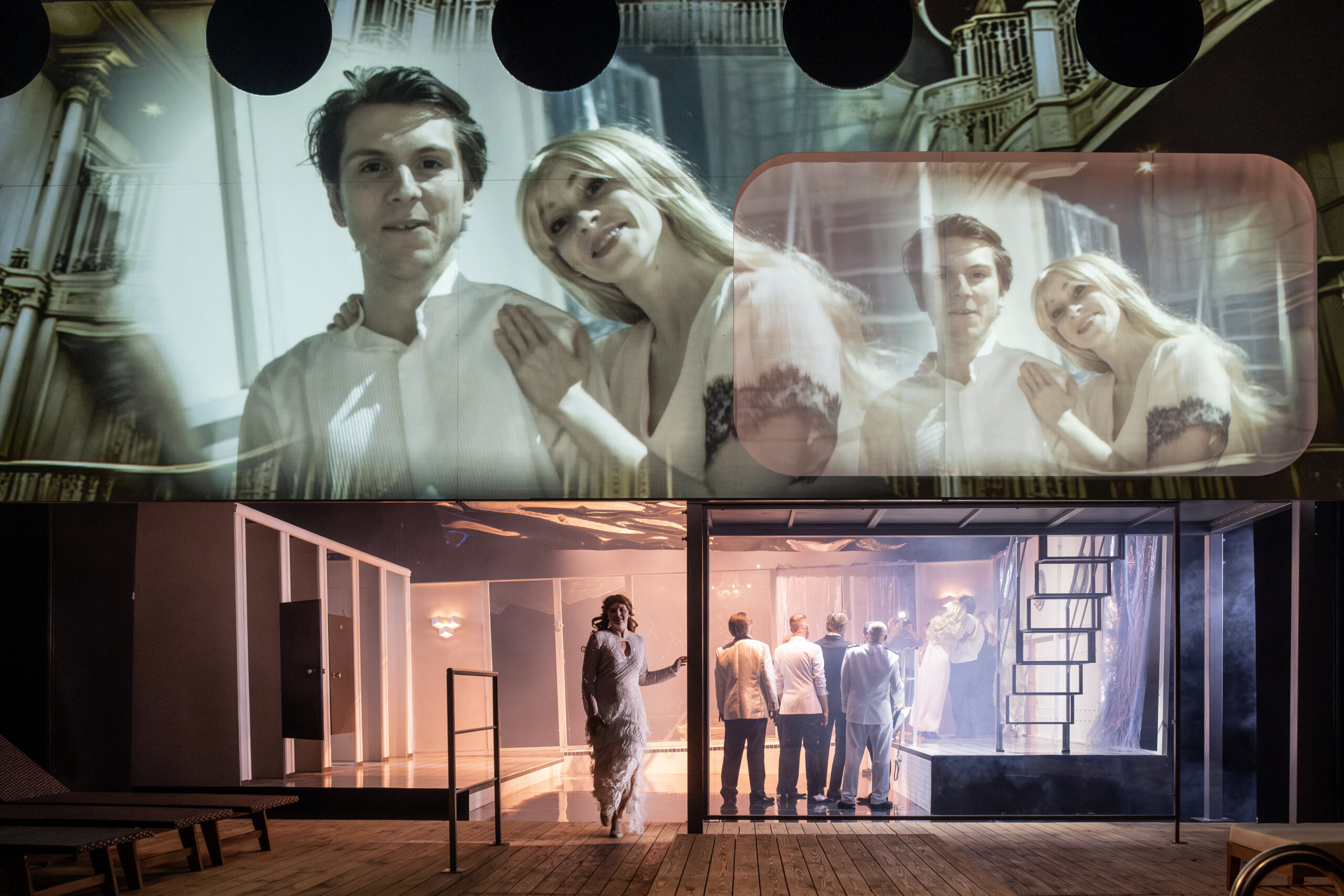 Skats no Vilama Horžica teātra (Polija) izrādes “Titāniks’’ (rež. Mihals Siegočinskis) // Foto – Wojtek Szabelski