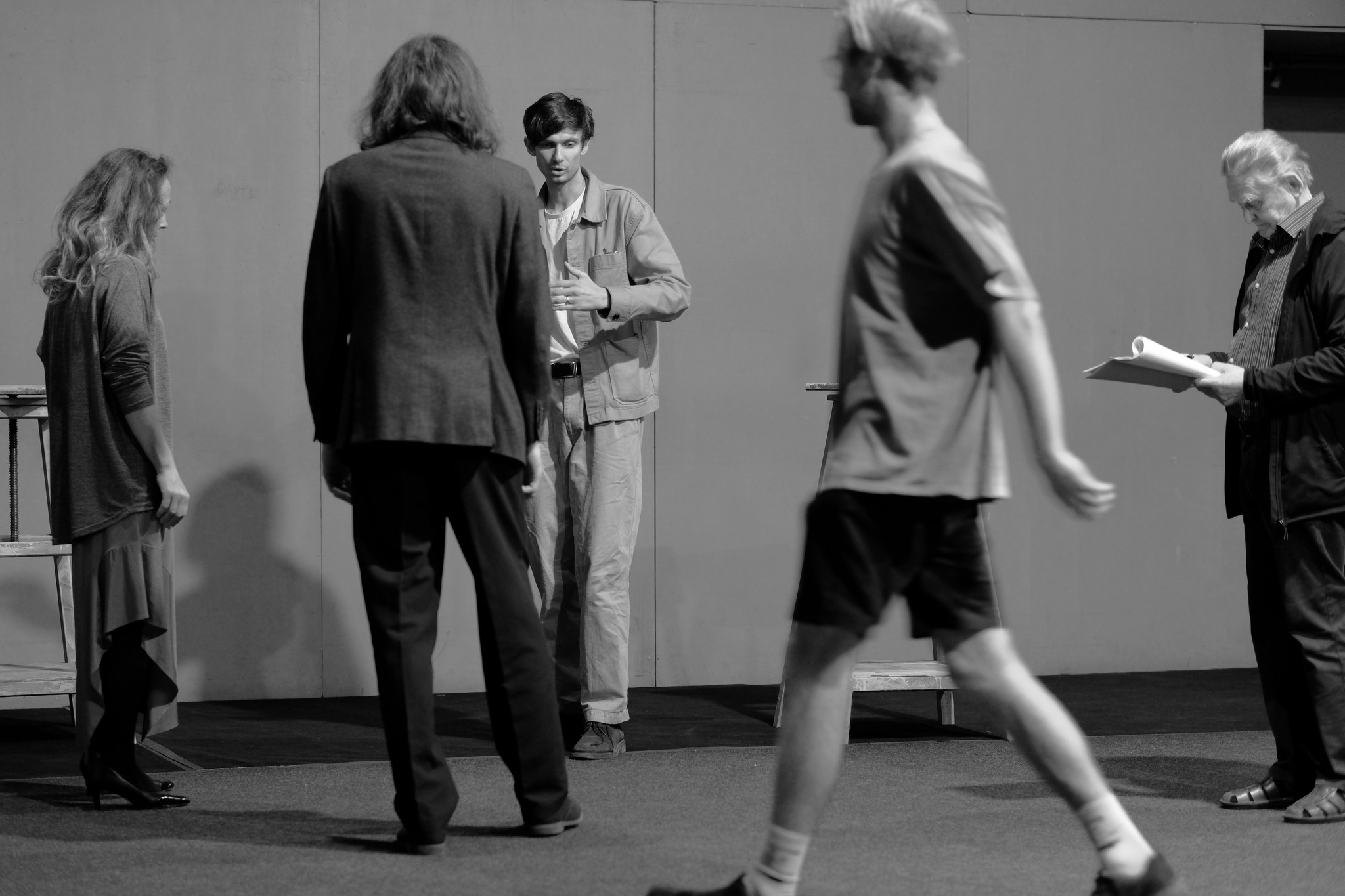 Skats no VDT izrādes "Kad mēs mostamies" mēģinājumu procesa (2023) // Foto – Ieva Brinkmane