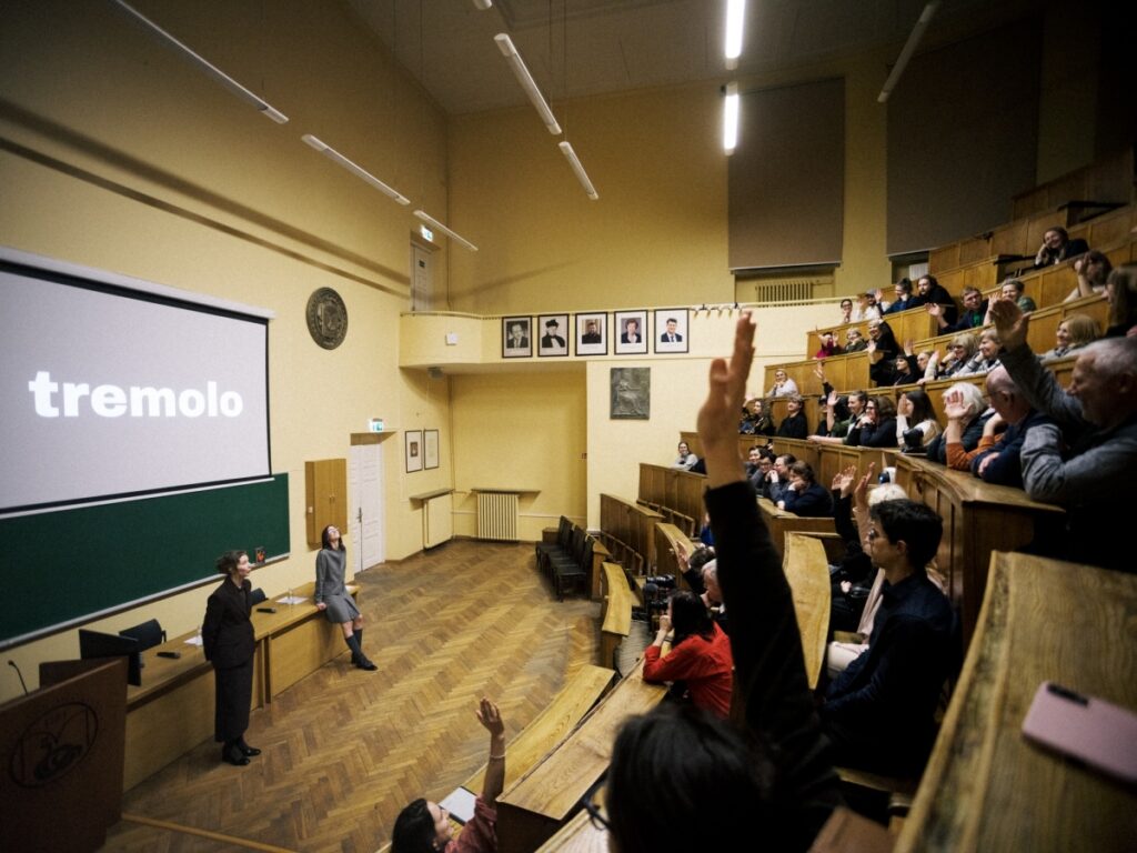 Skats no “Mākslas un zinātnes laboratorijas” performatīvās lekcijas “tremolo” (rež. Laura Kutkaite, 2025) // Foto – Martynas Norvaišas