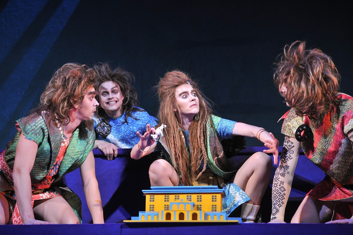 Skats no LNT izrādes "Trīnes grēki". Mazbērzu tēvs – Jānis Vimba, Vilis – Uldis Siliņš, Mazbērzu māte – Maija Doveika, Juris – Ģirts Liuziniks // Foto – Kristaps Kalns