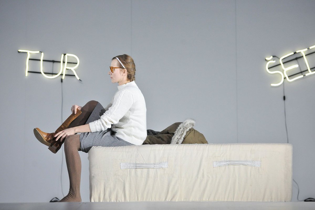 Skats no izrādes "Tuvā pilsēta" NT (rež. Kririls Serebreņņikovs) // Foto – Kristaps Kalns