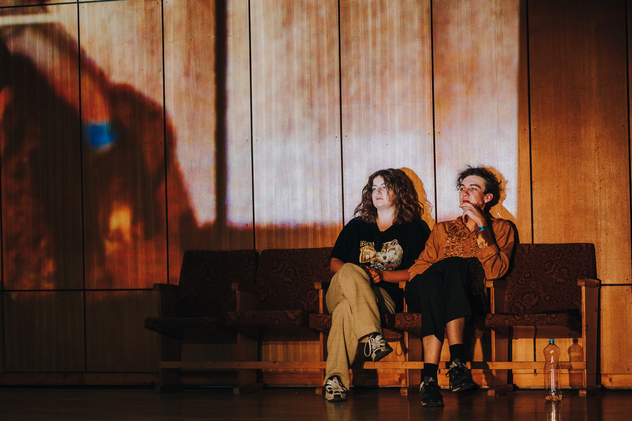 Skats no Valmieras Vasaras teātra festivāla izrādes "Tuvie un tālie" (2022, rež. Elīza Dombrovska, Kirils Ēcis) // Foto – Roberts Āboltiņš