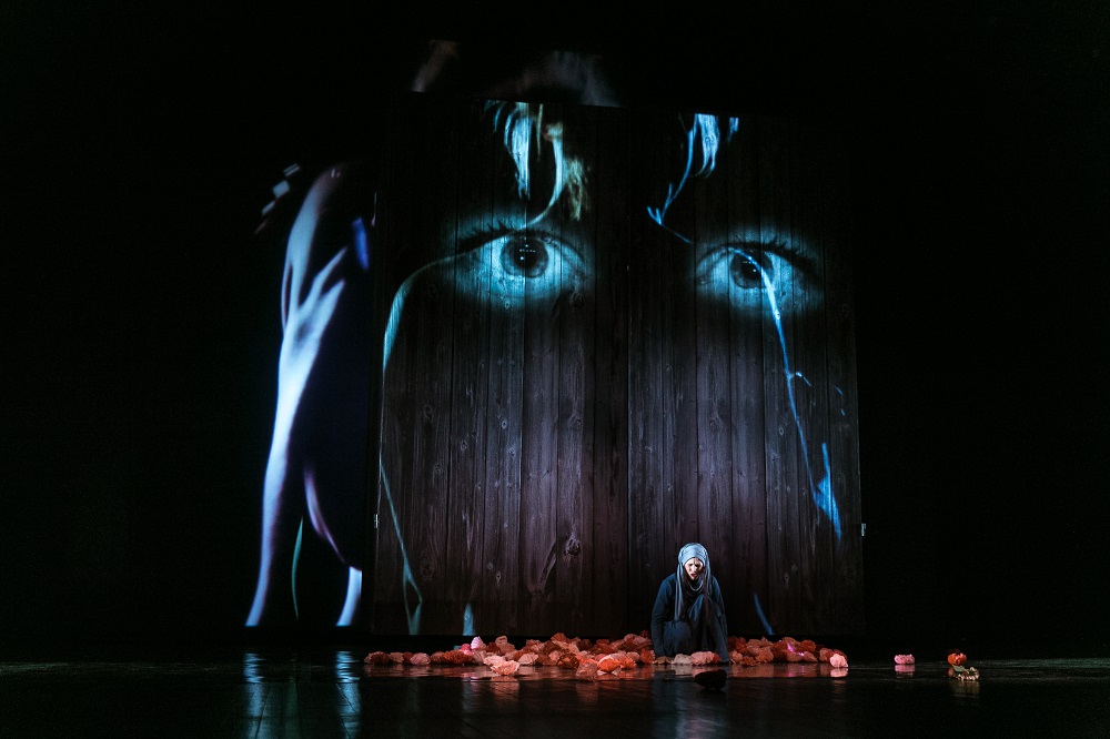 Skats no izrādes "Vaidelote". Mirdza – Inese Pudža // Foto – Matīss Markovskis