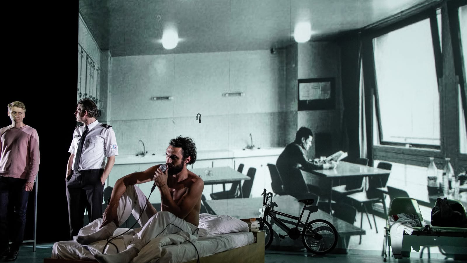 Skats no Berlīnes teātra “Schaubühne” izrādes “Vardarbības vēsture” // Foto – Arno Declair
