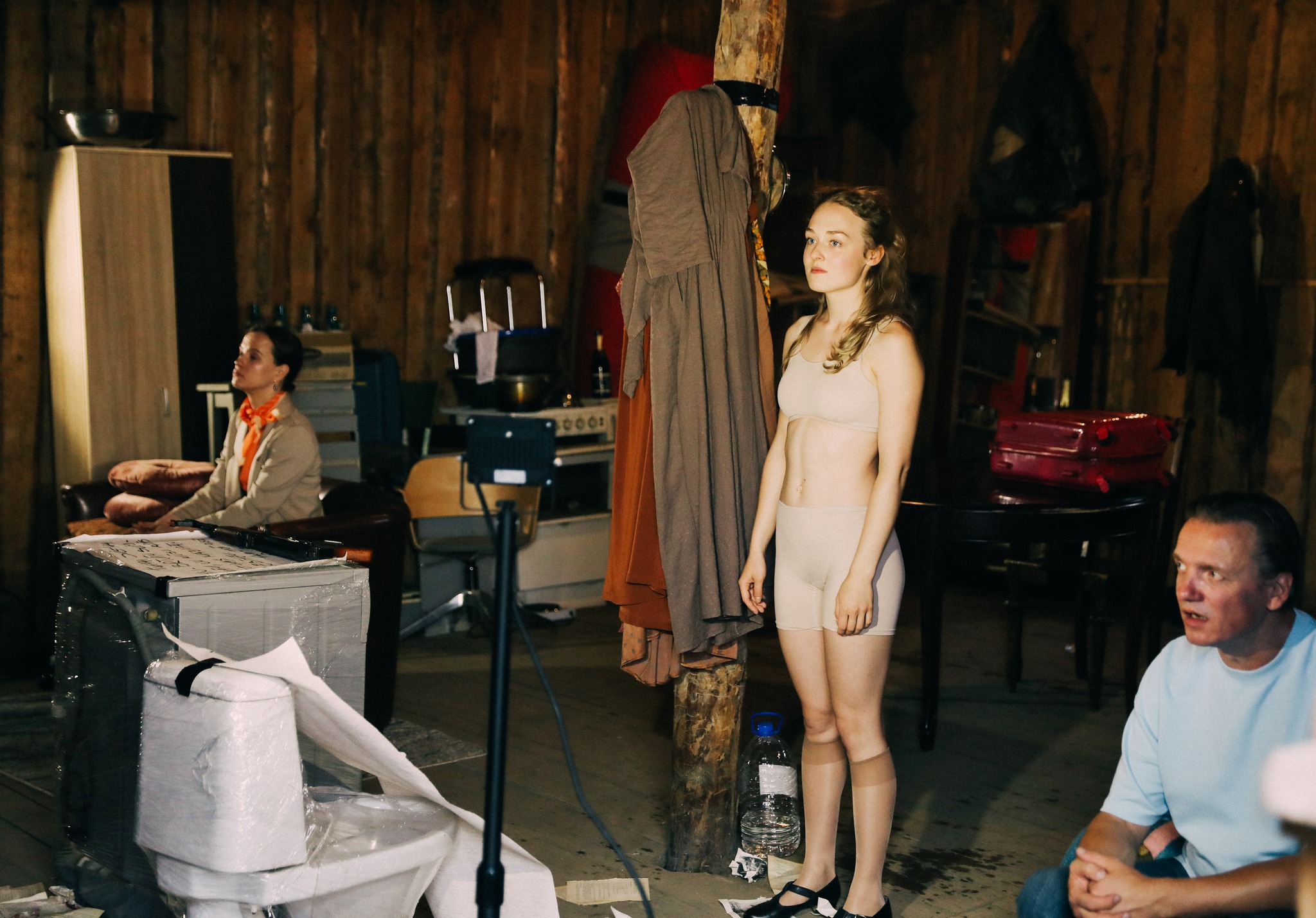 Skats no izrādes "Izdzīvošanas piezīmes" Valmieras Vasaras teātra festivālā 2024 // Foto – Lita Millere