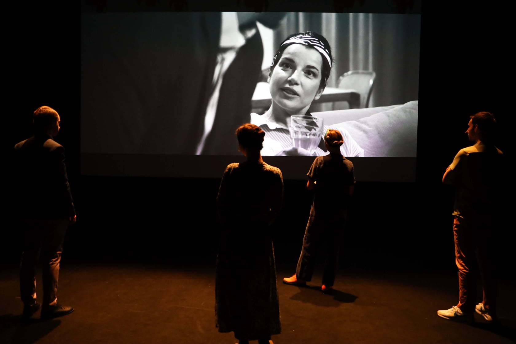 Skats no izrādes "Vasarnieki // Foto – Kate Gecēviča