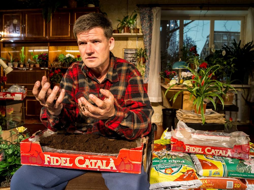 Skats no JRT izrādes "Vectēvs" (2009, rež. Alvis Hermanis) // Foto – Jānis Deinats