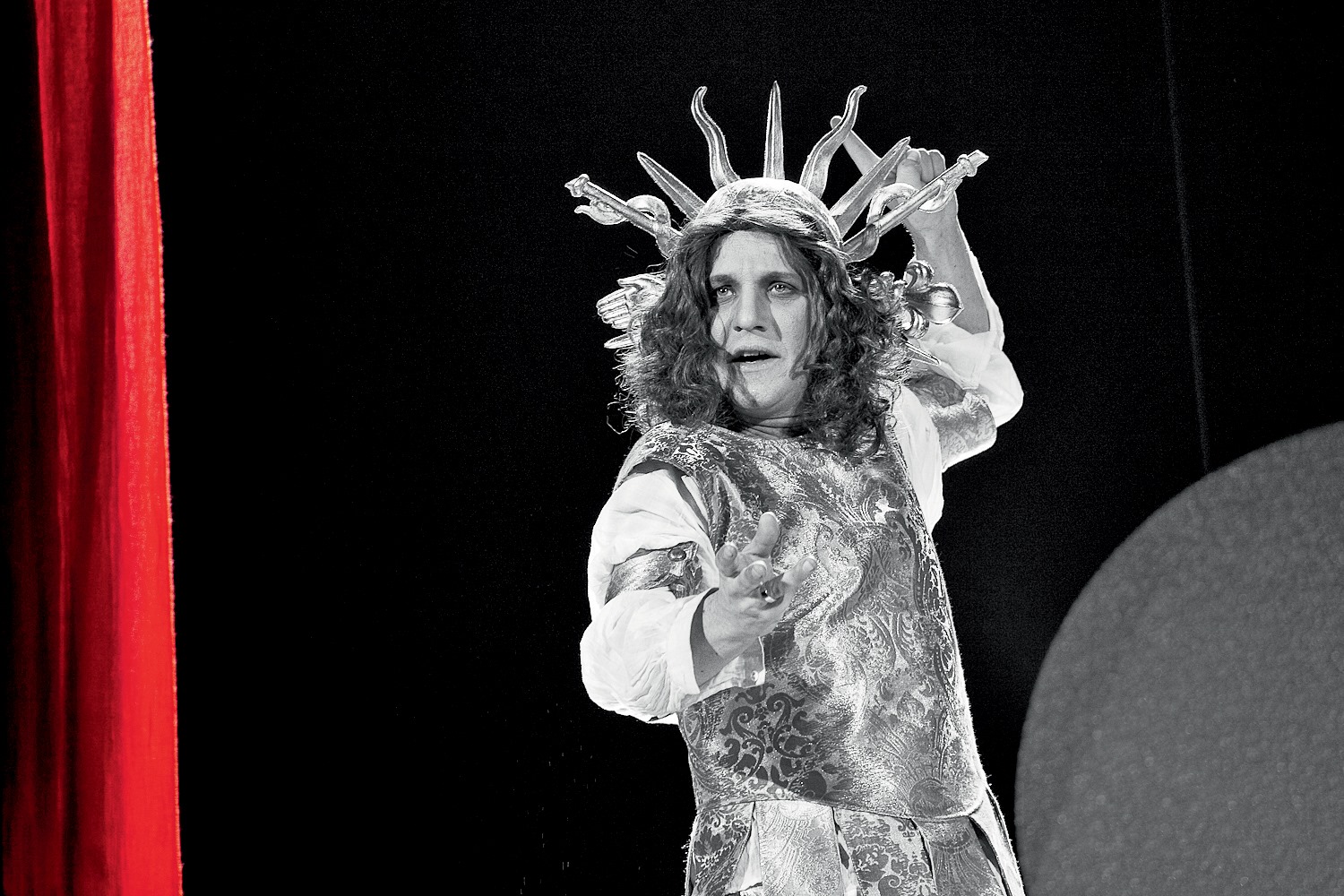 Skats no DT izrādes "Versaļas kods" (2010, rež. R. Atkočūns) // Foto - Gunārs Janaitis