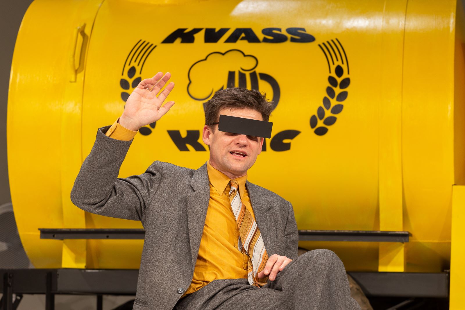 Skats no JRT izrādes "Vēstures izpētes komisija" (2019, rež. Alvis Hermanis) // Foto – Jānis Deinats