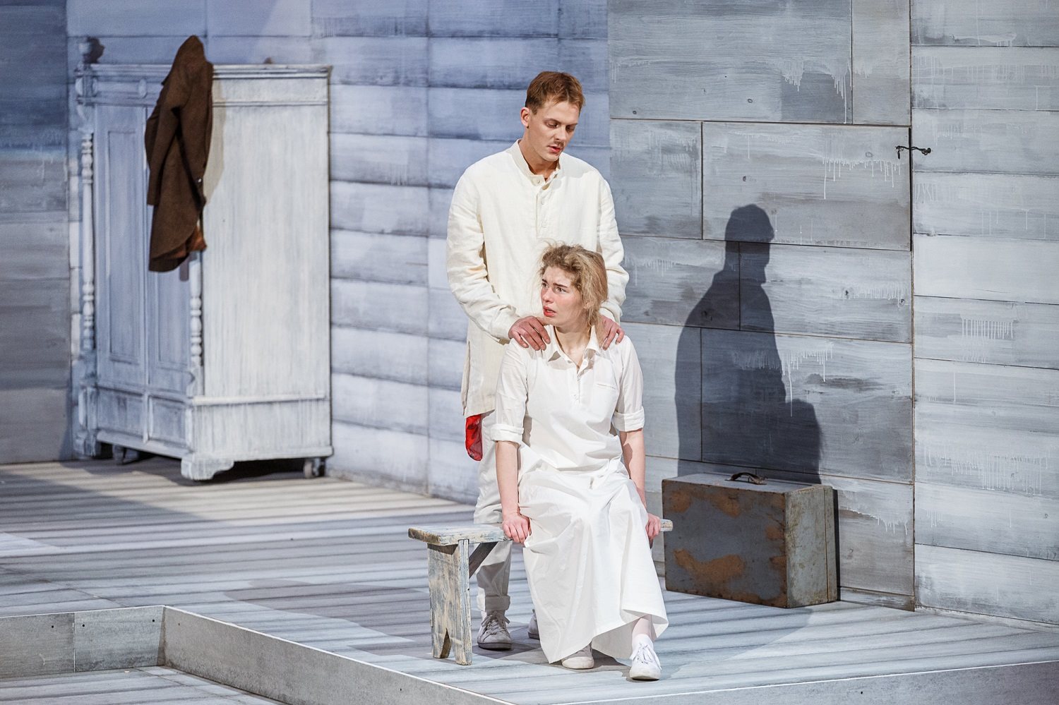 Skats no izrādes "Vidzemnieki" (rež. Indra Roga, 2018). Ernests - Pauls Iklāvs, Liene - Elīna Hanzena // Foto - Matīss Markovskis