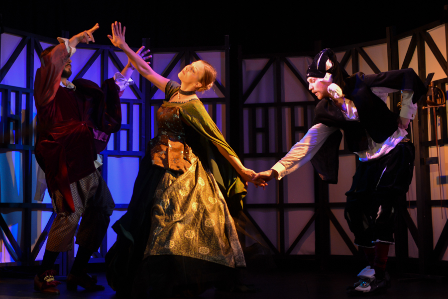 Šekspīrs – Andris Gross, Dāma – Egija Silāre, Āksts – Ivo Martinsons // Foto – Zigmunds Ziemelis