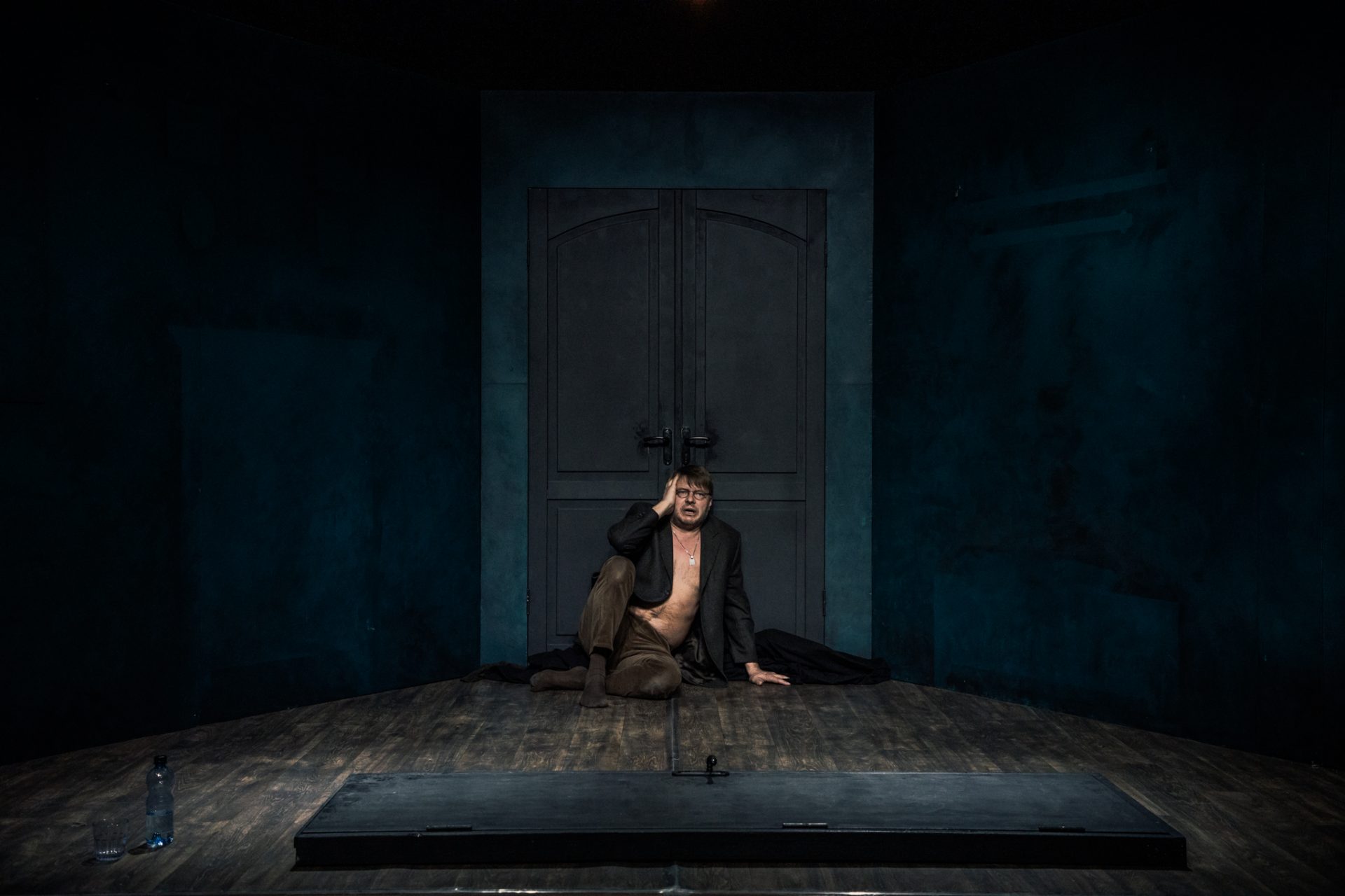 Edgars Pujāts monoizrādē "Tas arī viss" (2021, rež. M. Kalita) // Foto – Justīne Grinberga