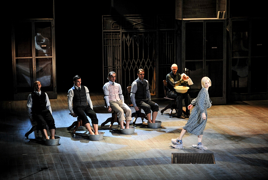 Skats no izrādes "Sieviete" // Foto – Kristaps Kalns