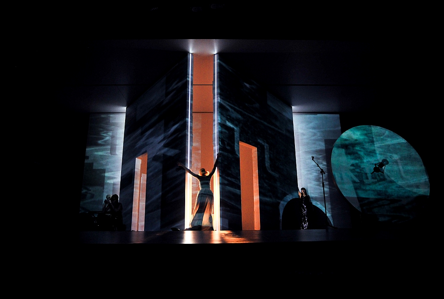 Skats no Nacionālā teātra izrādes "Tuvā pilsēta" // Foto – Kristaps Kalns