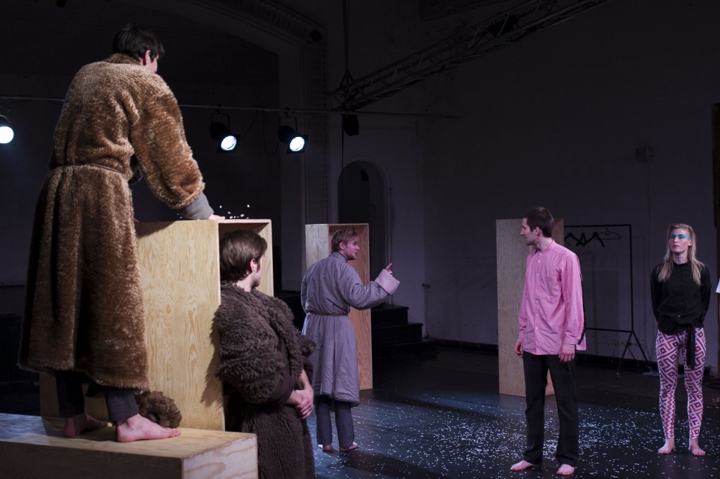 Skats no izrādes "Kā es braucu Ziemeļmeitas lūkoties" // Foto – Elmārs Sedols