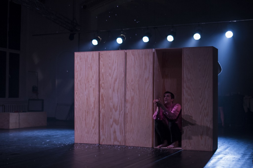 Skats no izrādes "Kā es braucu Ziemeļmeitas lūkoties" // Foto – Elmārs Sedols