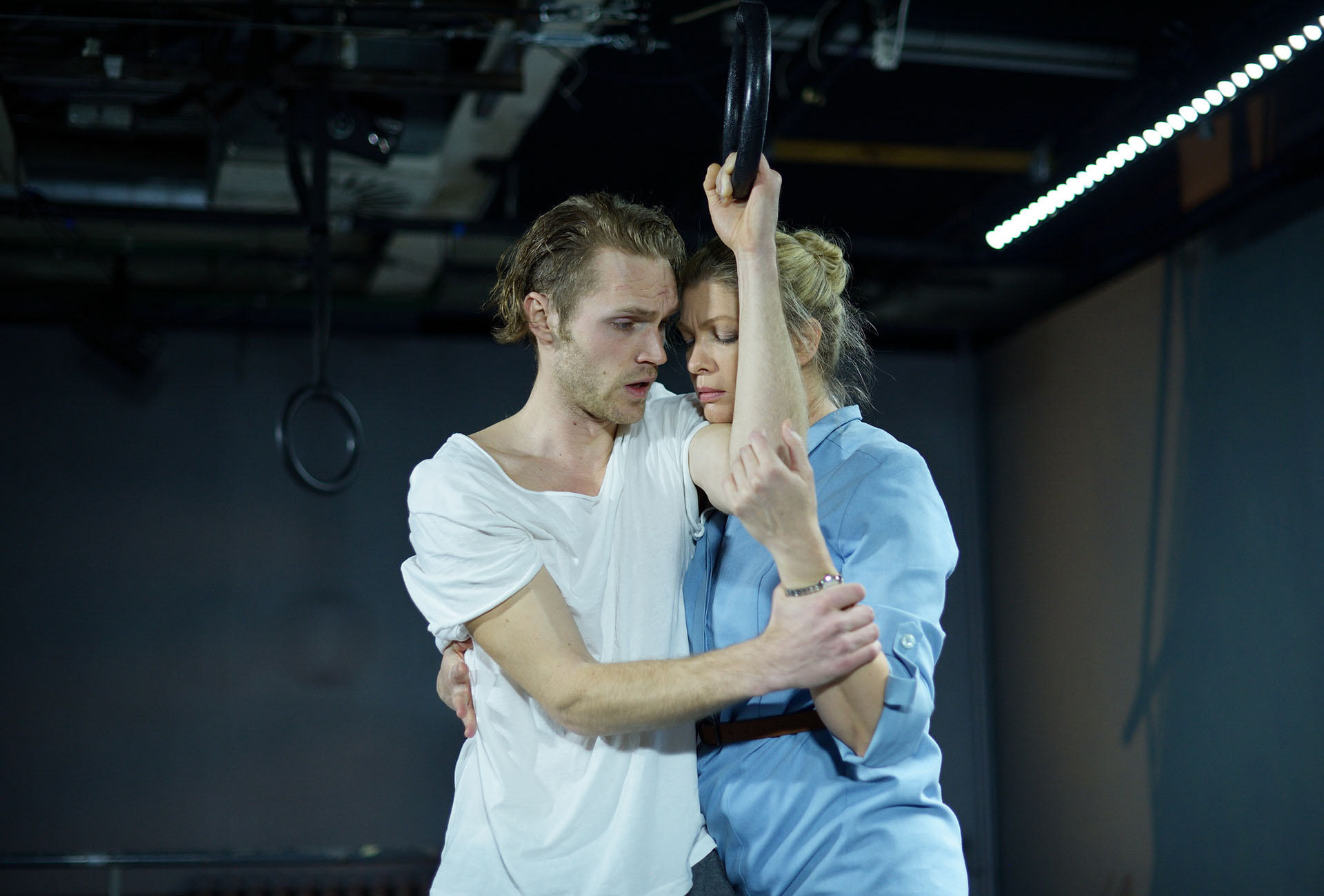 Skats no NT izrādes "Zilā" // Foto – Margarita Germane