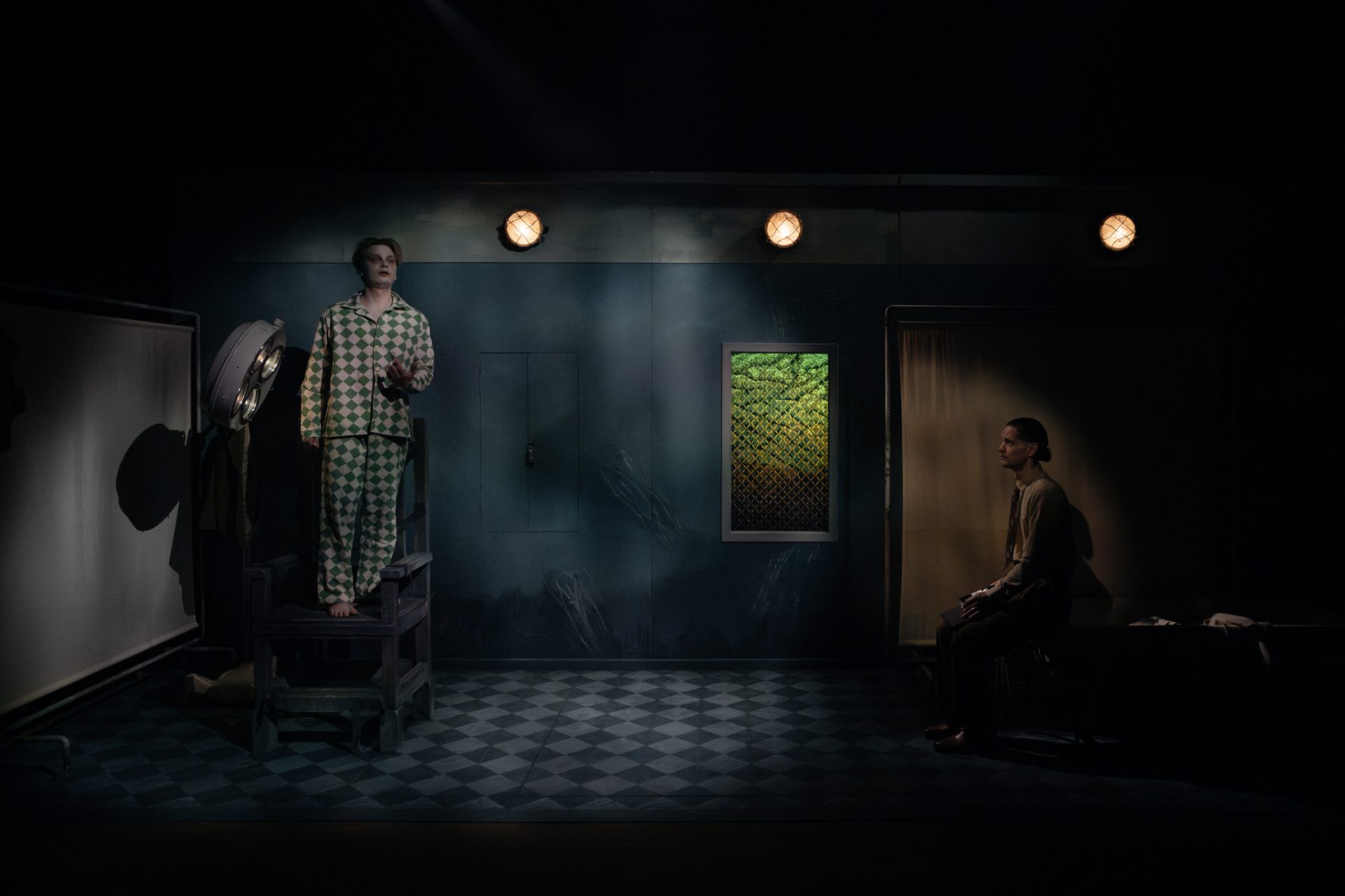 Skats no Liepājas teātra izrādes "Ziloņa dziesma" (2024, rež. Dmitrijs Petrenko) // Foto – Justīne Grinberga