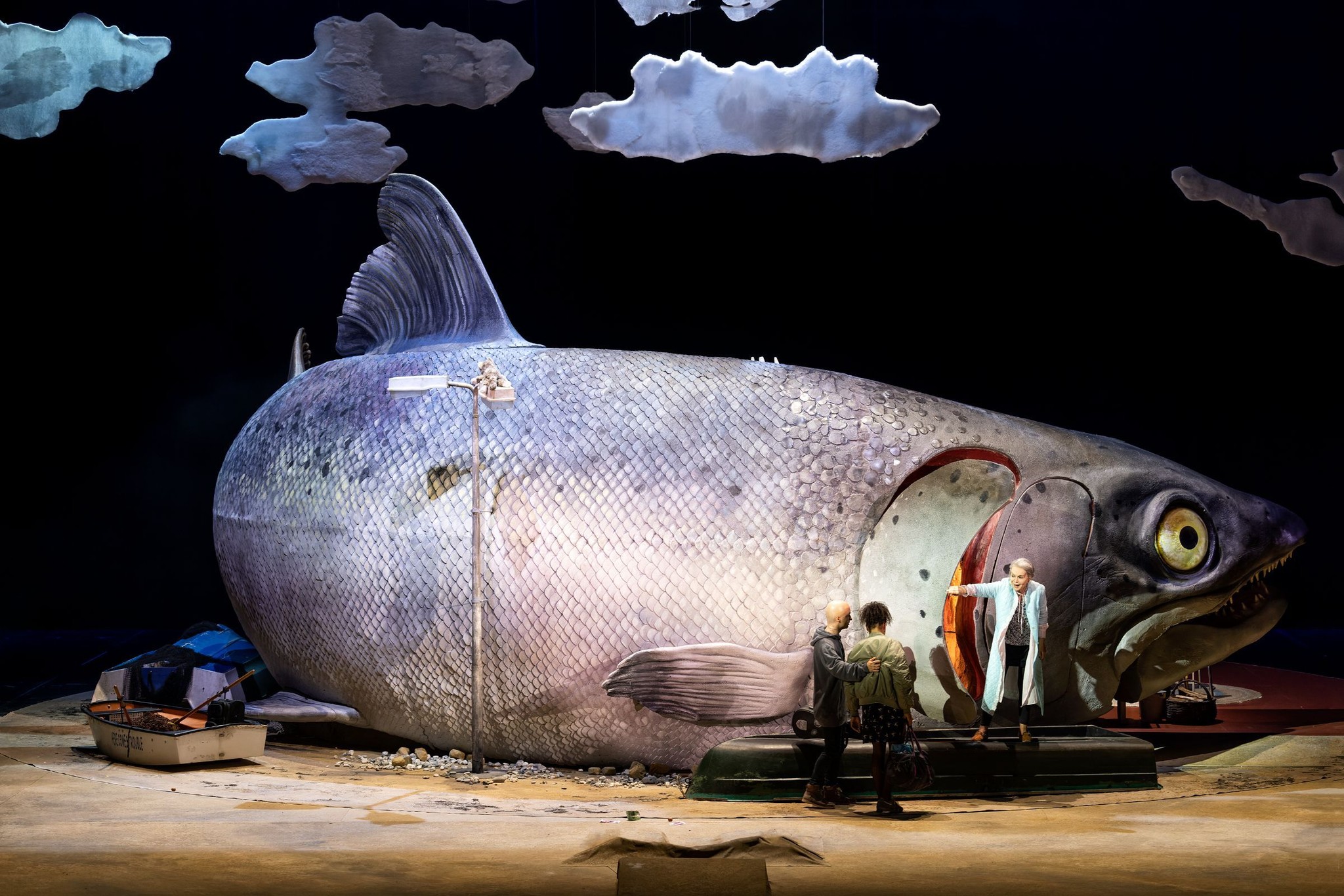 Skats no Berlīnes Valsts operas izrādes "Sleepless" (“Bezmiegs”, rež. Kornels Mundruco) // Foto – Gianmarco Bresadola