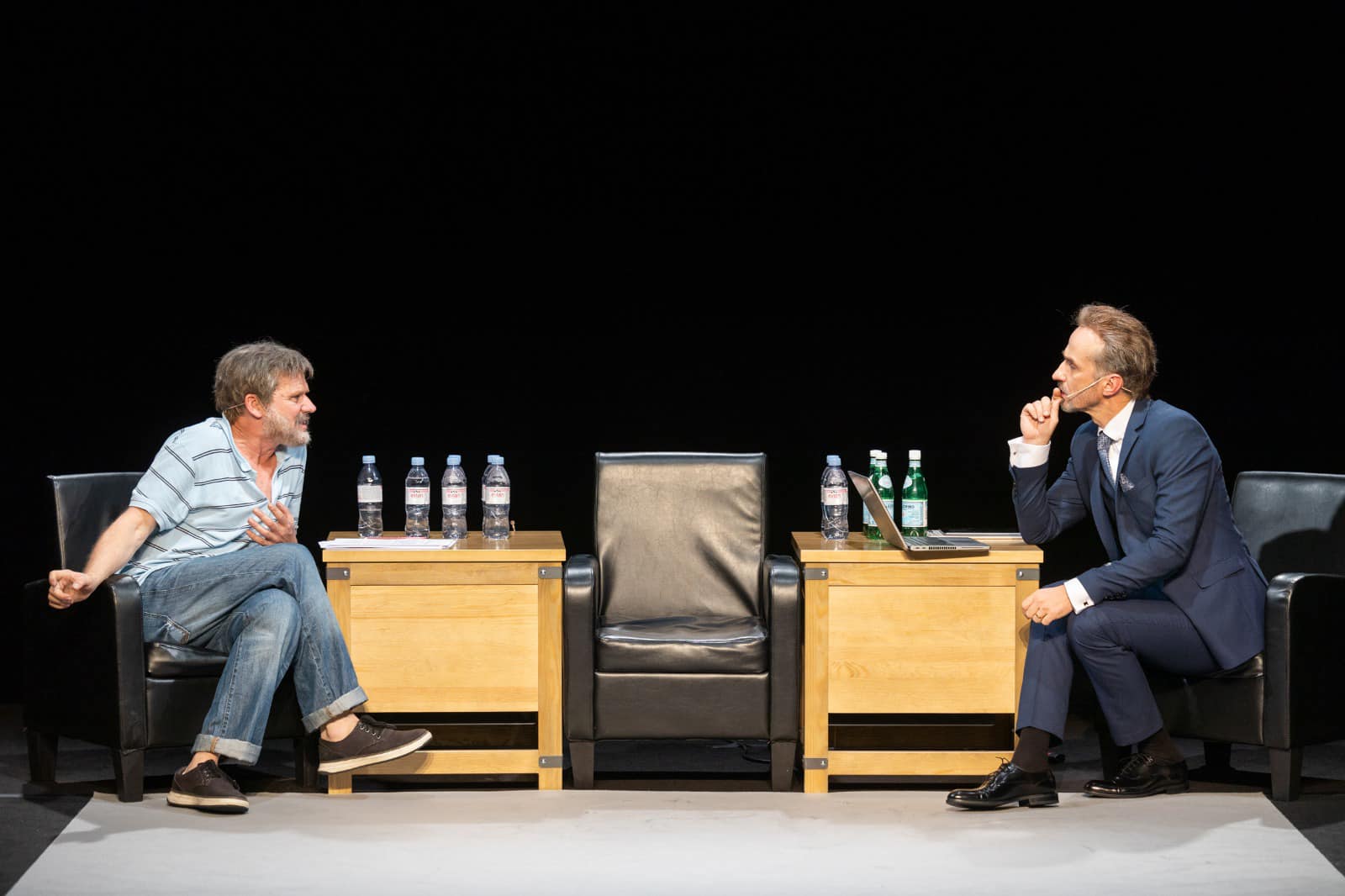 Skats no JRT izrādes "Žižeks. Pītersons. Gadsimta duelis" (rež. Alvis Hermanis) // Foto – Jānis Deinats