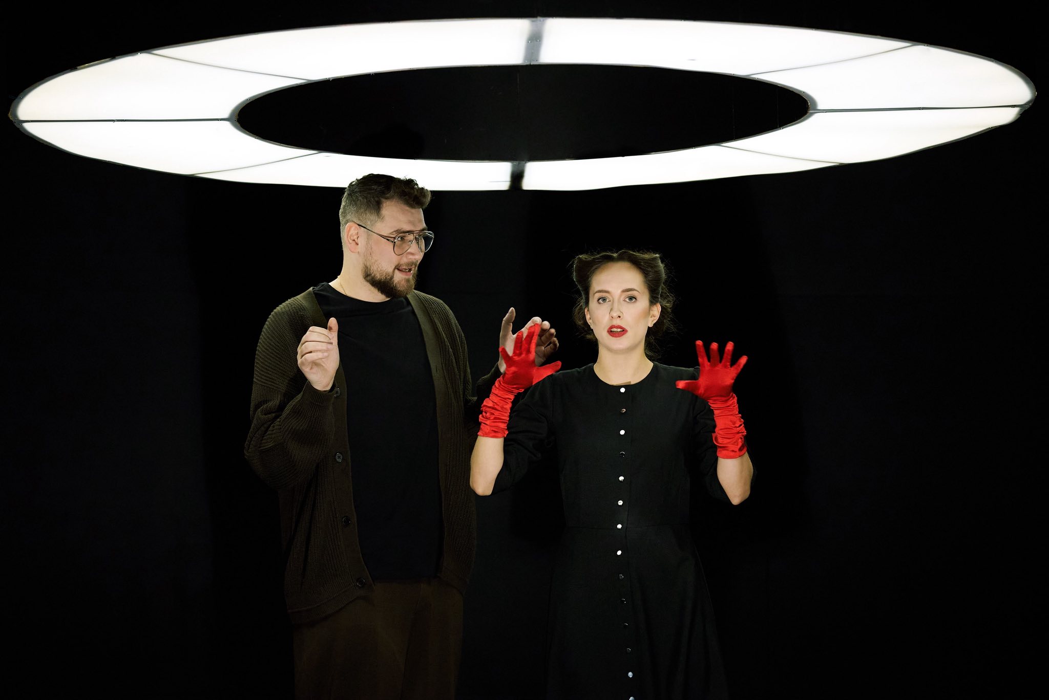 Skats no Čehova teātra izrādes “Zvaigznāji” //  Foto – Vadims Kožins