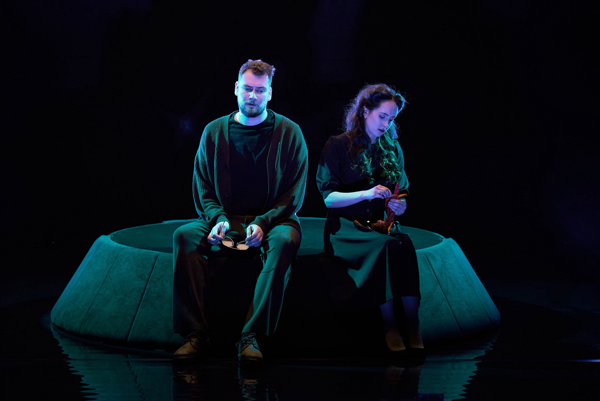 Skats no Čehova teātra izrādes “Zvaigznāji” //  Foto – Vadims Kožins