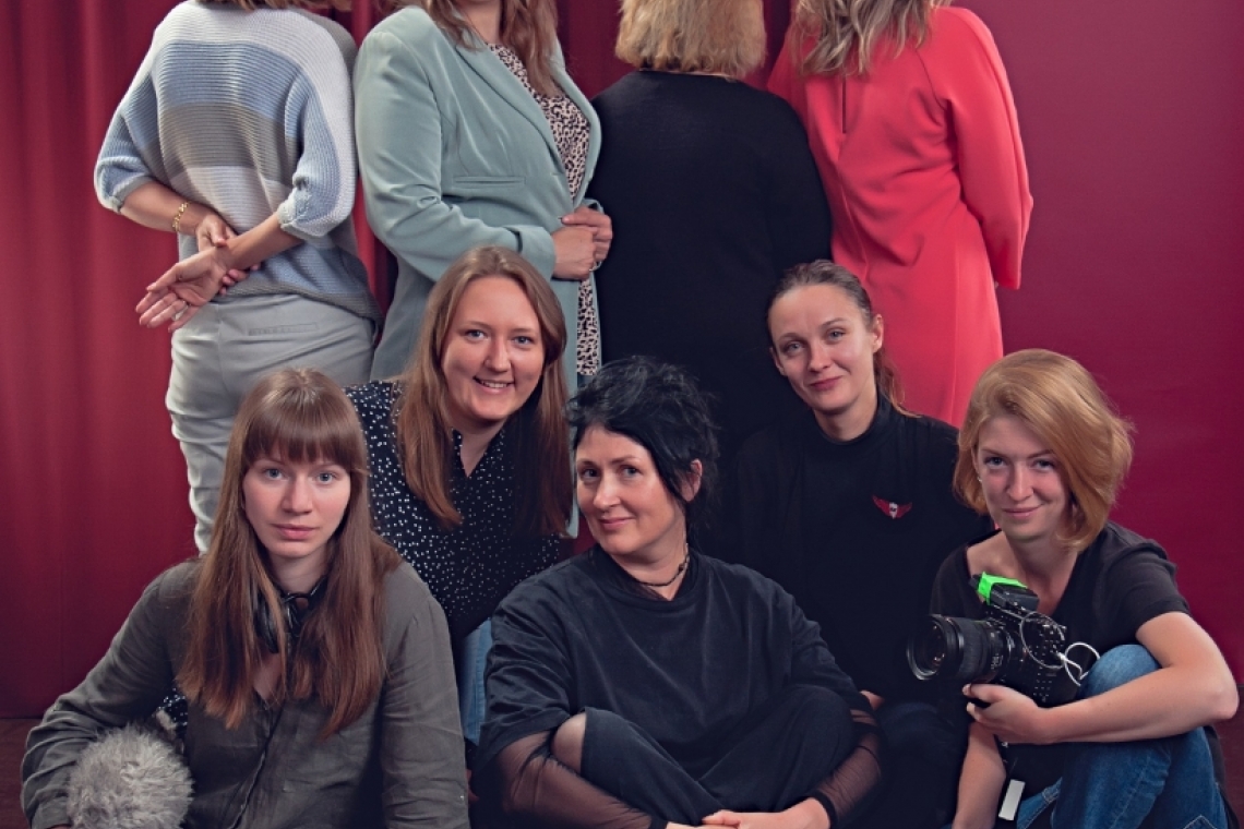 Ieva Ozoliņa un filmas noslēguma posma komanda.
