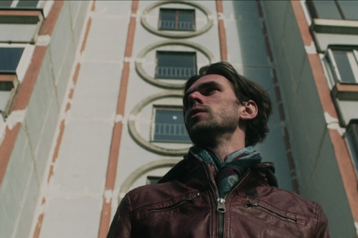 Kārlis Tols filmā “Diskrēts” (rež. Žulijens Nuhums Kulibali)