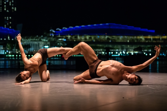 Skats no T.H.E Dance Company izrādes “Neredzamie ieradumi”. Foto Bernie Ng